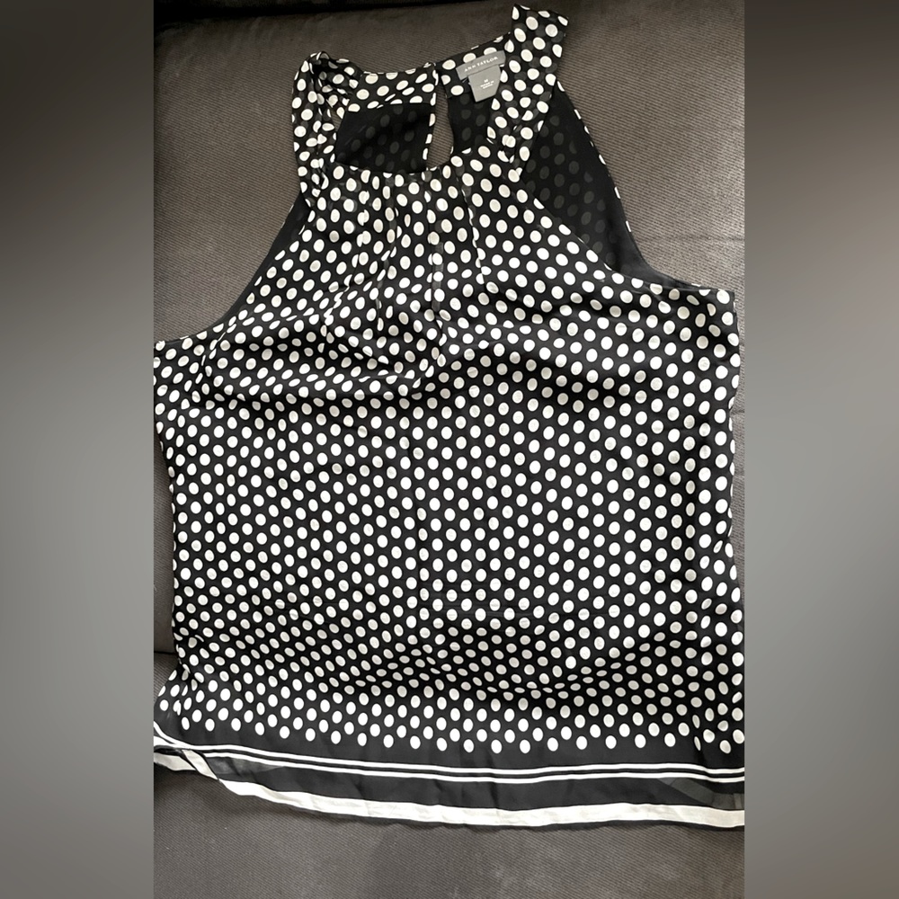 Sleeveless patterned black white blouse